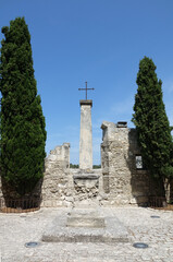 Fototapeta na wymiar Kreuz in Les-Baux-de Provence