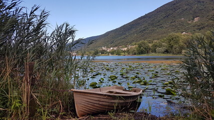 Barchetta in riva al lago
