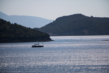 Obraz premium silbern glitzernde abendstimmung am mittelmeer mit fischerboot