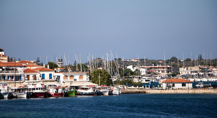 Fototapeta na wymiar skiathos, griechische insel mit hafen, tavernen, booten, fischerbooten und fährschiffen