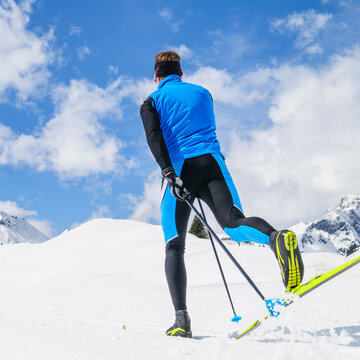 Skilangläufer beim Training in der traditionellen Diagonal-Technik