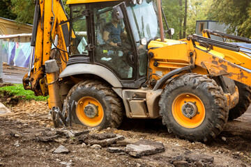 Fototapeta na wymiar Yellow excavator is carrying out construction work.