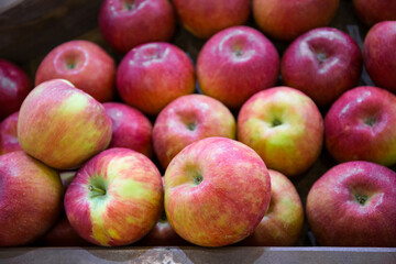 Ripe apples lie on a wooden table.