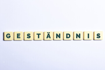 Das Wort Geständnis auf weißem Hintergrund