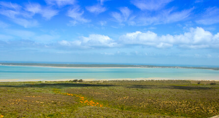 Fototapeta na wymiar vast expanse of turquoise water, sky and beach