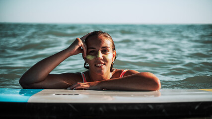 Chica feliz surf en la playa surfing bañador protector solar dia de verano vacaciones alquiler...