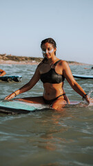 Chica feliz surf en la playa surfing bañador protector solar dia de verano vacaciones alquiler tablas de surf