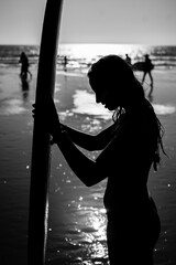 Chica feliz surf en la playa surfing bañador protector solar dia de verano vacaciones alquiler tablas de surf