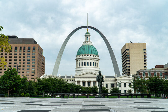 The old courthouse in St. Louis, MO as seen from the western side with the Gateway Arch seen behind it.