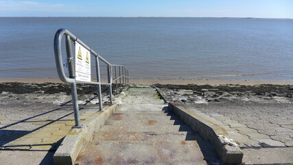Badetreppe in die Nordsee am Jadebusen bei Wilhelmshaven