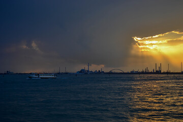 Fototapeta premium SUNSET IN VAPORETTO. BEAUTIFUL VENICE.