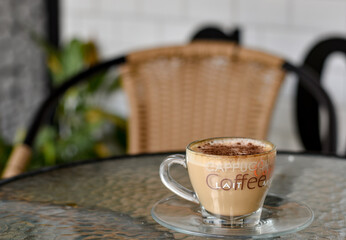 Foto de cafe en una cafeteria con ambiente natural y soleado