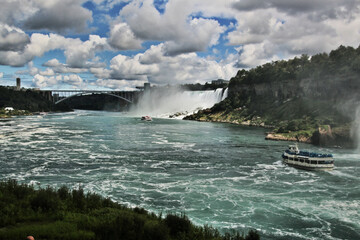 A view of the Niagara Falls from the Canadian side