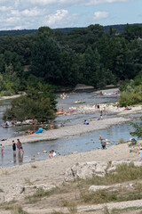 Fototapeta na wymiar Détente, loisirs sur le fleuve Gardon dans le Gard - France