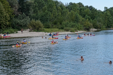 Canoës et loisirs sur le fleuve Gardon - Gard - France 