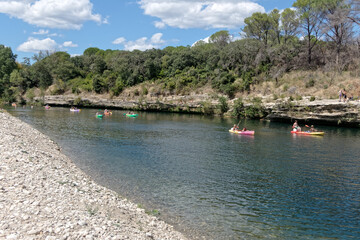 Fototapeta na wymiar Canoës sur le fleuve Gardon à Remoulins dans le Gard - nFrance