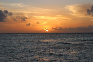 Naklejka na ściany i meble Sonnenuntergang im Meer auf den Malediven im Urlaub