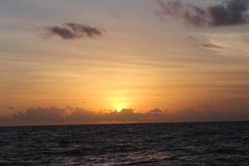 Sonnenuntergang im Meer auf den Malediven im Urlaub