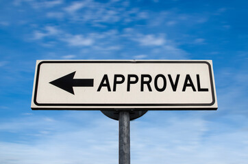 Obraz premium Approval road sign, arrow on blue sky background. One way blank road sign with copy space. Arrow on a pole pointing in one direction.