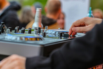 DJ mit den Händen auf dem Mischpult, Party, Musik