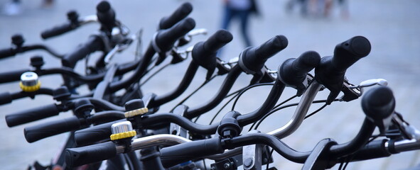 Aneinander gereihte Fahrradlenker