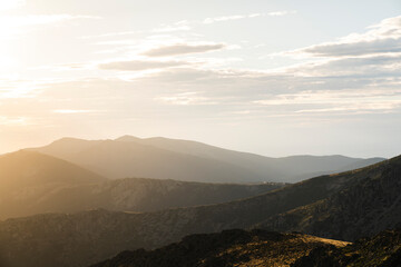 Vista de las montañas en la Sierra de Guadarrama, Madrid, España, al atardecer.