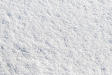 Texture of white snow that lies evenly on the ground