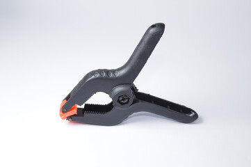 Prendedor para segurar objetos ou ferramentas