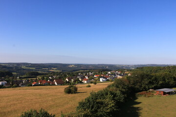 Weit reicht der Blick vom Hedwigsturm in Bad Marienberg über den Westerwald