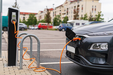 Ein Auto beim Strom tanken