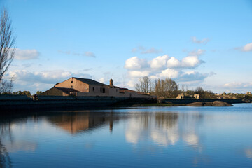 Fototapeta premium house in front of a lake