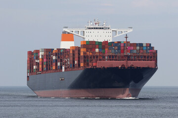 Grosses schwarzes Containerschiff