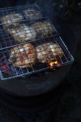 Fry the chicken on the fire