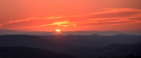 Fototapeta na wymiar Stimmungsvoller Sonnenuntergang in der Weite des Chianti