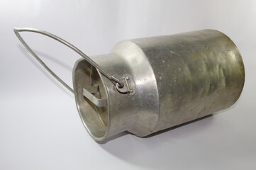 Tarro de leite de metal com tampa