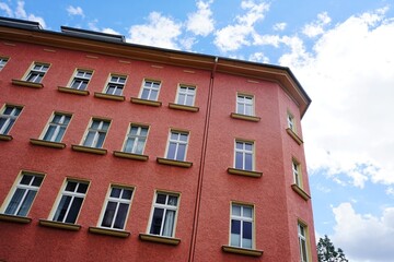 Fototapeta na wymiar ein Wohnhaus mit roter Farbe