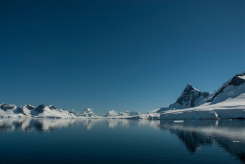 Fototapeta na wymiar Paraiso Bay mountains landscape, Antartic Península.