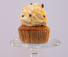 Carrot cupcakes with mascarpone cream and grated walnuts