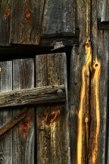 Stare deski na starej stodole uchwycona na polskiej wsi © Kamil Cukrowski