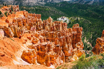 Hoodoos in Bryce Canyon looking into canyon