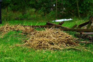 Resztki siana na tle maszyny do orania pola chwile po skończonej pracy na polskiej wsi © Kamil Cukrowski