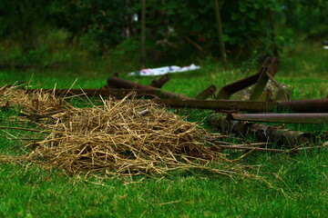 Resztki siana na tle maszyny do orania pola chwile po skończonej pracy na polskiej wsi © Kamil Cukrowski