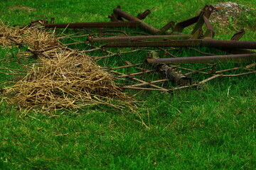 Sprzęt rolniczy do orania pola z niewielką ilością siana chwile po skończonej pracy © Kamil Cukrowski