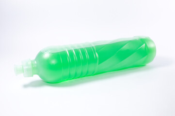 Detergente em uma embalagem plástica verde
