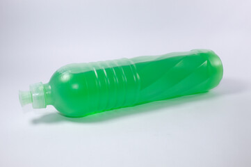 Detergente em uma embalagem plástica verde