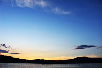 湖の対岸の夕日