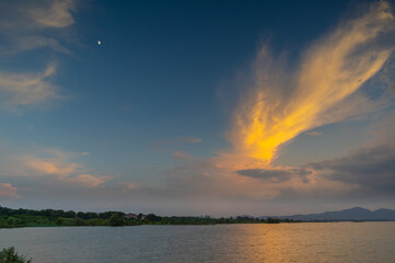 Fototapeta na wymiar Summer sunset and sunset glow in Wuhan East Lake Scenic Area