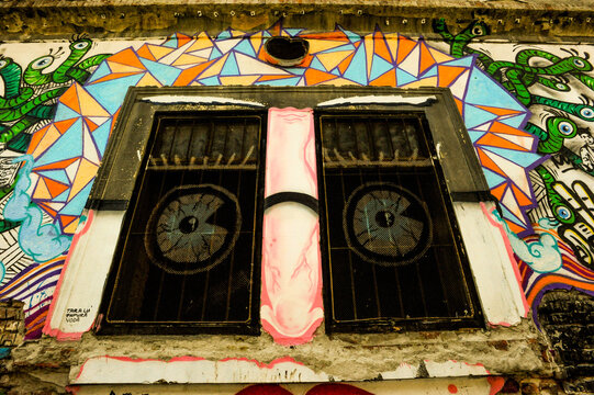Ojos en ventanas de edificio en Timisuara, Rumania