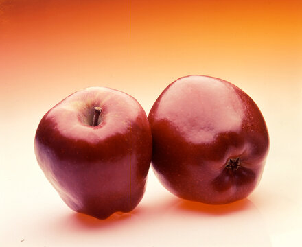 Manzanas rojas sobre fondo degradee