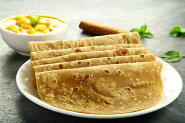 Homemade delicious chapthi chapati served with vegetable curry- Indian vegan foods background 